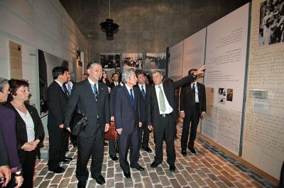 Chairman of the Yad Vashem Directorate Avner Shalev guides Prime Minister Junichiro Koizumi through the Holocaust History Museum