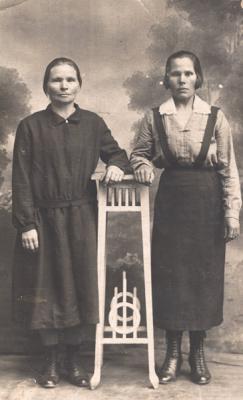 Вера Андреевна Караткевич (слева). Довоенная фотография