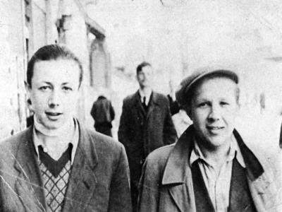משמאל: קאז'יק (שמחה רותם). מימין: סטפן שיביירסקי (Stefan Szwarski), פולני שדודתו הסתירה בביתה את קאז'יק לאחר המרד בגטו