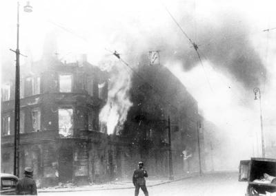 בניינים עולים באש בעת דיכוי המרד בגטו ורשה