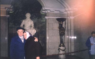 Михаил Нижевенко и Любовь Грушевая (внучка Марии Кочерги). Встреча через 56 лет после войны. Санкт Петербург. Октябрь, 2001 год