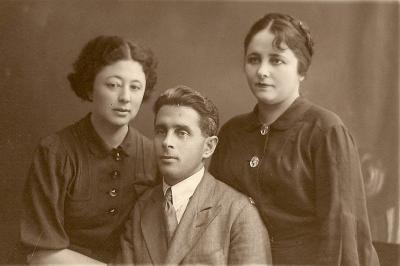 Мать спасенной, Мария Фельдман (урожденная Волькович), с братом Исаком и сестрой Евой. Симферополь, 30-е годы
