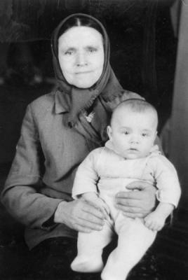 Евдокия Григорьевна Коверда с внуком