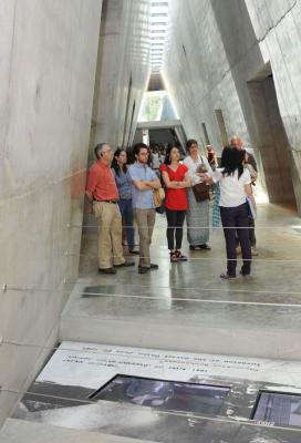 בני הזוג במוזיאון לתולדות השואה ביד ושם