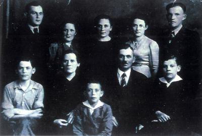 Семья Рабиновых в 1938 году. Стоят, слева направо: Лева, его жена Хая, Рива, Эстер с мужем Абрамом. Сидят: Фишель, мать Песл (Полина), Арон, отец Рувин, и Давид
