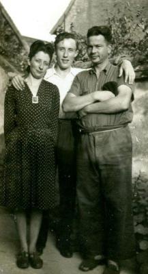 Jules et Jeanne Roger avec leur fils Robert, 1947
