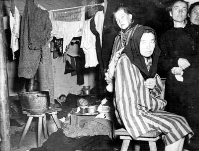 אסירות בצריף בברגן-בלזן בעת השחרור, גרמניה