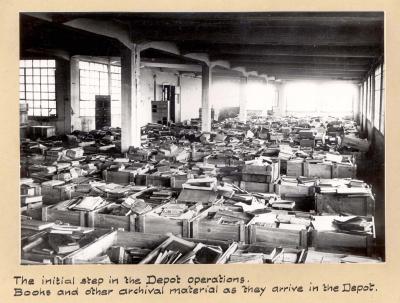 ספרים וחומר ארכיוני במחסן ה – OAD של הצבא האמריקאי, אופנבך, גרמניה, 1946