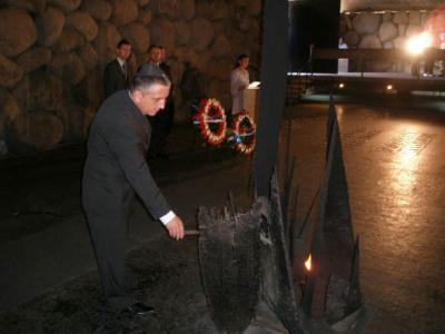 Minister Čađo rekindles the eternal flame in the Hall of Remembrance