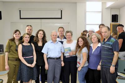Ehud Loeb (Mitte) mit seiner Frau Shoshana (links von ihm), seiner Tocher Naomi Leshem (rechts), einer weiteren Tochter, seinen Söhnen und Enkeln bei einem Treffen aus Anlass des Erscheinens des Buches „Im Versteck&quot;