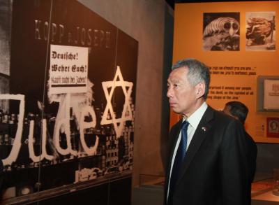 Prime Minister Lee Hsien Loong of Singapore toured the Holocaust History Museum