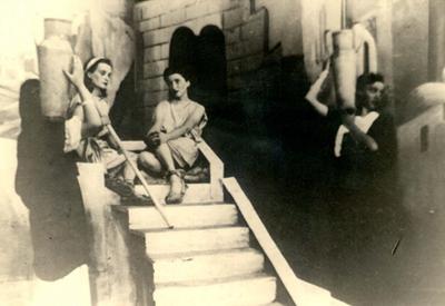 מעבר לתמונה: הצגת התיאטרון 'היהודי הנצחי' בגטו וילנה