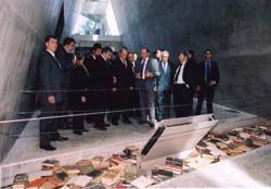 נשיא רוסיה (במרכז) מסייר במוזיאון החדש ביד ושם, משמאלו: יו&amp;quot;ר הנהלת יד ושם, אבנר שלו, שני מימין: פרופ&#039; שבח וייס, שלישי מימין: הנשיא משה קצב