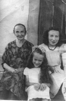 Спасенные Марией Рустейкайте – Полина Фроман с дочерью Суламит и матерью Этой Гавронской. Вскоре после окончания войны
