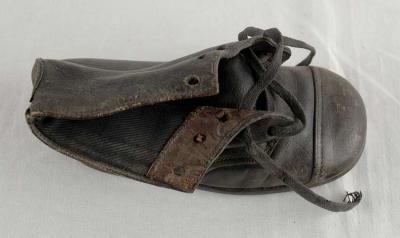 נעל של הפעוטה הינדה כהן עליה חרוט תאריך גירושה להשמדה.