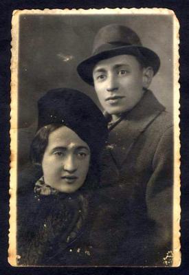 ציפורה ודב כהן בשנת 1938, סמוך לחתונתם.