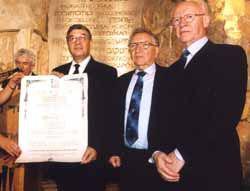 From left to right: Avner Shalev, Chairman of the Yad Vashem Directorate (holding certificate), Dr. Yitzchak Arad, former Chairman of the Yad Vashem Directorate, and Eli Zborowski, Chairman of the American Society for Yad Vashem