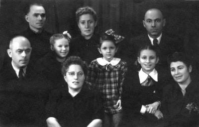 Нижний ряд справа налево: Песя (жена Авраама), дочери Песи и Авраама Маша и Юдит, Хая (жена Мойше), Циля (племянница Хаи), Мойше Фридберг. Верхний ряд: Авраам Фридберг, Рива (сестра Хаи) и Йонас Степанавичюс. 1952 год