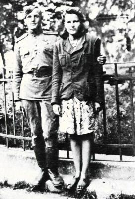 תמרה עם אחיה ויטס, ווילנה, 1946