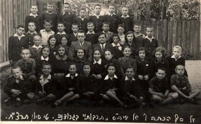 תלמידים ומוריהם בבית הספר &quot;תרבות&quot; על סף הכניסה לכיתה ו', גרודנה, פולין 8 ביוני, 1938