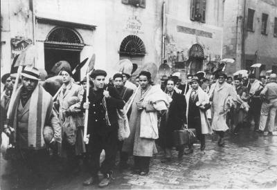 Juden aus Tunis auf dem Weg zur Zwangsarbeit (Originale Fotounterschrift: „Juden müssen arbeiten – ohne Ausnahme werden alle männlichen Juden von Tunis zur Arbeitsleistung herangezogen.“)