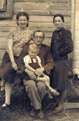 Марк и Роза Ястшомб с дочерью Гиндой и сестрой Марка, Тэмой. Вилейка, 1945 год