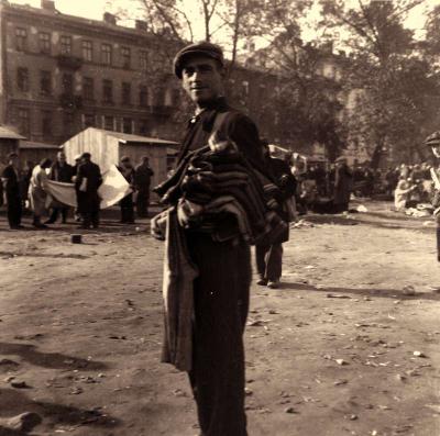 Ruhát áruló férfi a piacon a varsói gettóban, 1941. szeptember 19