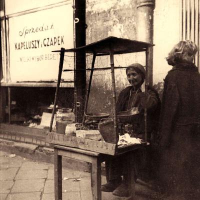 Élelmiszert áruló nő a varsói gettóban, 1941. szeptember 19