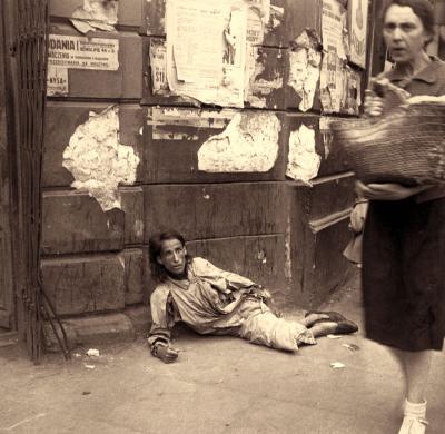 Az utca kövezetén fekvő nő a varsói gettóban, 1941. szeptember 19