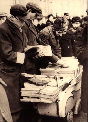 Eladó könyvekkel megrakott babakocsi a varsói gettóban, 1941
