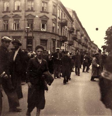 Karszalagot viselő zsidók a varsói gettó utcáján, 1941. szeptember 19