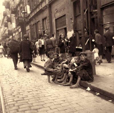 Utcán ülő, fiatal fiúk a varsói gettóban, 1941. szeptember 19