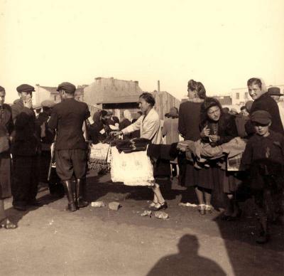 Ruhák árusítása a piacon a varsói gettóban, 1941. szeptember 19