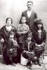 Rubén y Mazaltov Hasson con cuatro de sus hijos. Rodas, hacia 1925