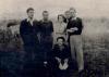Shabetai Shemi, deuxième en partant de la gauche, avec un groupe d'amis à Bitola, Macédoine, avant 1943