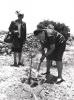 Magda Trocmé pflanzt einen Baum zu ihrer und ihres Mannes Ehre, Yad Vashem