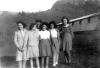 Berthe Badehi (2ème en partant de la droite) avec des membres de la famille Massonnat, au Montcel, après la guerre. A gauche, les 2 filles de Marie Massonnat