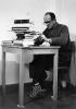 Eichmann preparándose para el juicio en su celda (1960)