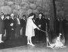 Ellen Margarethe Thomsen reavivando la llama eterna en la Sala del Recuerdo