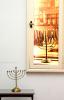 Der Chanukkah-Leuchter der Posners neben der Fotografie des Leuchters 1931 in Kiel, Museum zur Geschichte des Holocaust in Yad Vashem