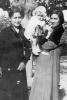 Signorou Hasson (izq.), su hija menor Regina y su prima, Katrine Benon-Hasson. Rodas, hacia 1939