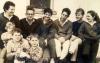 Photo de famille de Tamar et Asher Ben Gera avec leurs sept enfants, au kibboutz Beit Keshet dans les années 1960