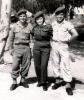 שפרה (במרכז) בעת שירותה הצבאי