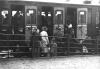 29 de agosto de 1942. Judíos llegando a la estación de trenes de Wiesbaden antes de ser deportados.
