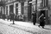 שוטר יהודי בגטו ורשה מצדיע לצלם