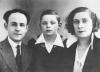 Nathan et Paula Kuperman et leur fils, Bernard. Paris, avant-guerre Nathan était le frère de Nechama Wittenberg. Lui et sa femme ont été assassinés à Auschwitz. Leur fils a survécu en France.
