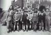 Fritz Penas (später Frederick Marchand) und seine Mitschüler vom jüdischen Realgymnasium „Jawne&quot; in Köln bei einem Ausflug zum Schloss Hampton Court, London, 1939.