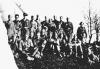Hannah Szenes (stehend oben Mitte) mit den Jischuv-Fallschirmjägern und einer Gruppe jugoslawischer Partisanen. Jugoslawien, Frühjahr 1944. Obere Reihe, dritter von links: Reuven Dafni, Jischuv-Fallschirmjäger.