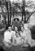 משפחת רבינוביץ וחברים בווילנה לפני המלחמה