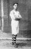 זאב קרדינצ'יוסו במדי קבוצת הכדורגל &quot;הכח יאסי&quot; ב-1922. קרדינצ'יוסו נרצח באחת מרכבות המוות שיצאו מיאסי.